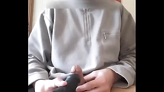 je me caresse le frein de la bite avec mon gode vibro, belle éjaculation,