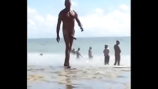 Coroa roludo na praia de nudismo